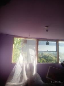 une personne debout dans une pièce donnant sur une fenêtre dans l'établissement Chaski Tours Operador, à Diaguita