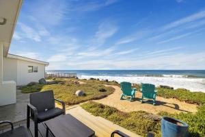 ein Blick auf den Strand vom Balkon eines Hauses in der Unterkunft @ Marbella Lane - Oceanfront w/ unobstructed views!! in Pacifica
