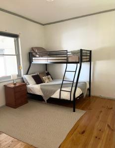 Postel nebo postele na pokoji v ubytování Budget-Friendly 3-Bedroom Stone Home Mt Gambier