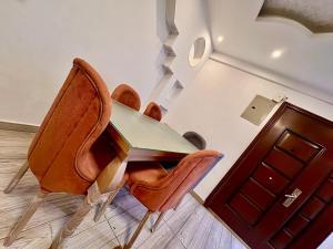 a meeting room with a table and chairs at Nile House in Maadi N4 in Cairo +1 photo