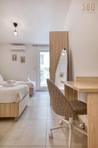 een slaapkamer met een bureau, een bed en een bureaustoel bij Central 2BR Home in Pieta's Heart with Wifi & AC by 360 Estates in Pieta