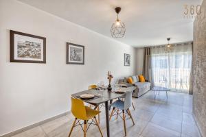 een eetkamer en woonkamer met een tafel en stoelen bij Central 2BR Home in Pieta's Heart with Wifi & AC by 360 Estates in Pieta