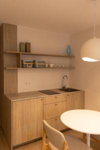 Kuchyň nebo kuchyňský kout v ubytování Wave 21 Nida Self Check-In Apartment