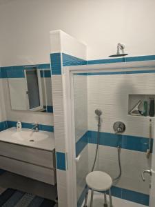 y baño con ducha, lavabo y taburete. en Bagaini Urban Flat, en Varese 9 fotos más