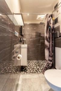 Koupelna v ubytování Apartament EverySky Plac Ratuszowy Ale Antresola