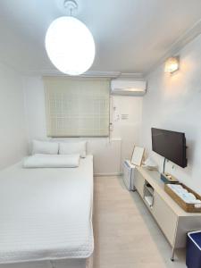 Un pat sau paturi într-o cameră la Blau Guesthouse