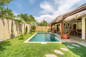 ein Schwimmbad in einem Hof neben einem Haus in der Unterkunft Villa Krilu - Spacious private 2-bedroom & pool in Gili Air