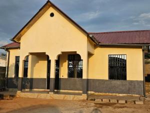 MuandaVilla Marion的一座黄色和白色的大建筑,有红色的屋顶