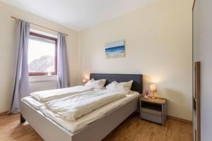 Postel nebo postele na pokoji v ubytování Ferienwohnung 2 + 7 fotografií