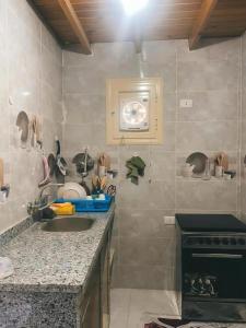 een keuken met een spoelbak en een fornuis bij Lighthouse Hotel in Saint. Catherine