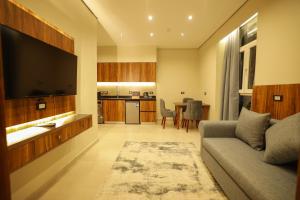 ein Wohnzimmer mit Couch und Flachbildfernseher in der Unterkunft sama sherif basha hotel in Kairo