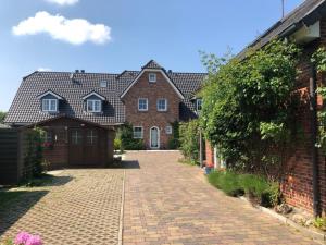 a row of brick houses with a driveway at Giebelhaus Frida in Süderende