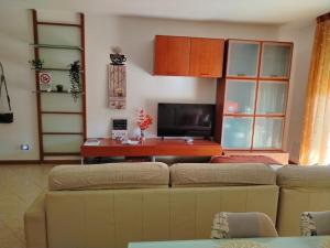 a living room with a couch and a table at Casa Malignani in Lunghezza