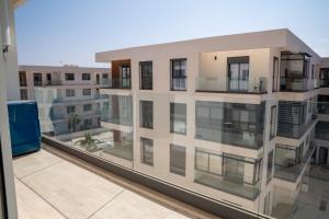 アガディールにあるAgadir Bay Dream Stayのバルコニー付きのアパートメントビル