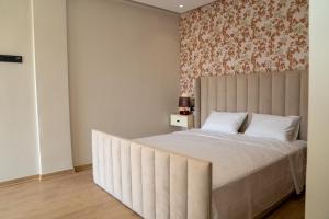 アガディールにあるAgadir Bay Dream Stayの大きなヘッドボード付きの大きなベッドのある寝室 +55枚の写真