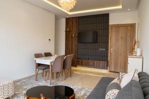 アガディールにあるAgadir Bay Dream Stayのソファとテーブルのあるリビングルーム