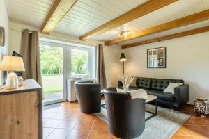 un soggiorno con un divano e un tavolo di Flieder a Westermarkelsdorf