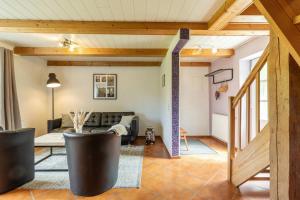 un soggiorno con un divano e un tavolo di Flieder a Westermarkelsdorf