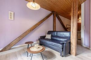 un salon avec un canapé en cuir et une table dans l'établissement Eiche, à Westermarkelsdorf