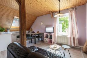 un salon avec un canapé et une table dans l'établissement Eiche, à Westermarkelsdorf