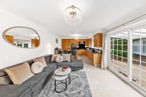 una sala de estar con un sofá y una mesa en The Ridge Residence - Luxury 4 Bed Near Warner Bro Studios With Parking, en Leavesden Green