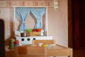 a toy kitchen with a stove and a window at Linde in Westermarkelsdorf