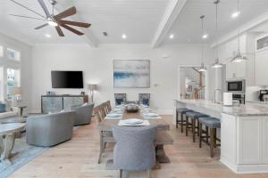 TV a/nebo společenská místnost v ubytování Sunset Key