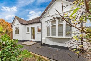 Casa blanca con ventana grande en The Ridge Residence - Luxury 4 Bed Near Warner Bro Studios With Parking, en Leavesden Green