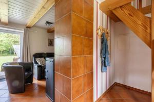 une pièce avec un mur de panneaux de bois dans l'établissement Holunder, à Westermarkelsdorf