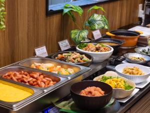福岡市にあるアパホテル〈博多駅前４丁目〉のさまざまな種類の食べ物が並ぶビュッフェライン