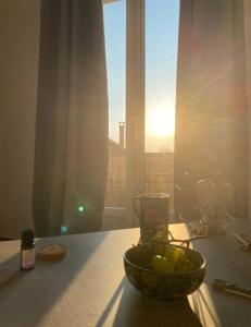 eine Schale mit Obst auf einem Tisch vor einem Fenster in der Unterkunft Petit cocon à Melun seul, en couple, entre amis ou en famille in Melun