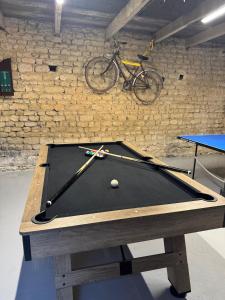 La Croix-ComtesseにあるLa Belle Évasionの卓球台(ビリヤード台付)