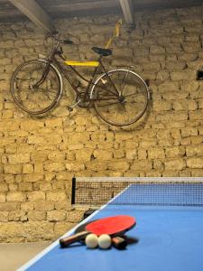 La Croix-ComtesseにあるLa Belle Évasionの卓球場の隣に駐輪された自転車