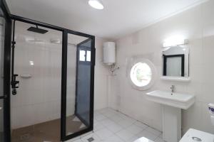 Phòng tắm tại AfriqPnB VC Studio situé à Kribi Mboamanga avec piscine et bord de mer +2 ảnh