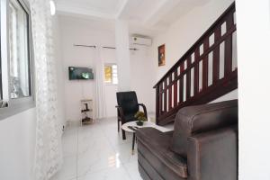 Khu vực ghế ngồi tại AfriqPnB VC Studio situé à Kribi Mboamanga avec piscine et bord de mer