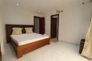 Giường trong phòng chung tại AfriqPnB VC Studio situé à Kribi Mboamanga avec piscine et bord de mer