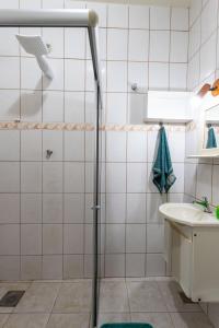 a bathroom with a shower and a sink at Casa Top Arraial - Grupos e Famílias - 20 pessoas - 400 metros da praia in Arraial do Cabo +19 photos