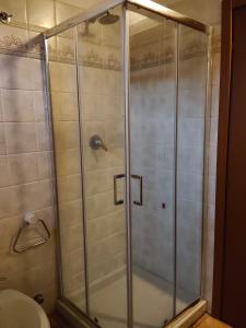 eine Dusche mit Glastür im Badezimmer in der Unterkunft Cusani 34 in Carate Brianza