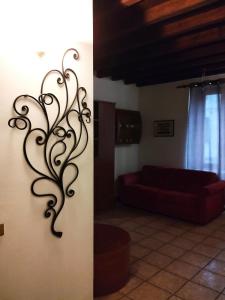 ein Wohnzimmer mit einem roten Sofa und einer Wand in der Unterkunft Cusani 34 in Carate Brianza + 1 Foto