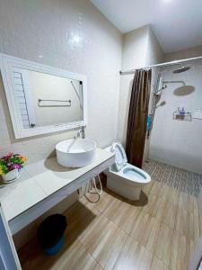 ein Badezimmer mit Waschbecken, Toilette und Dusche in der Unterkunft Fhamai Pool Villa Pattaya (บ้านฟ้าใหม่ พูลวิลล่า) in Ban Huai Yai
