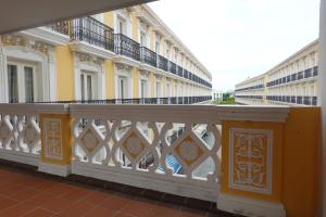 une clôture blanche devant un bâtiment dans l'établissement MM Heritage Hotel, à Malacca
