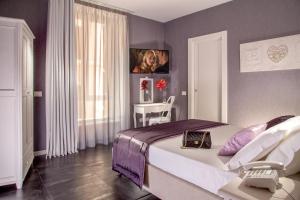 ローマにあるRome Visitsのベッドルーム1室(ベッド1台、テーブル、椅子付)