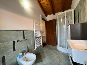 Koupelna v ubytování Kibilù - Via Generale Chinotto + 15 fotografií