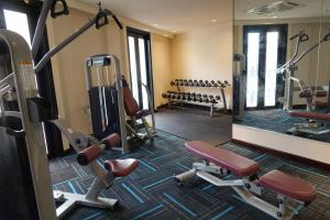 - une salle de sport avec des tapis de course et un miroir dans l'établissement MM Heritage Hotel, à Malacca