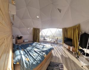 Ένα ή περισσότερα κρεβάτια σε δωμάτιο στο GlampingDenis Igloo +5 φωτογραφίες