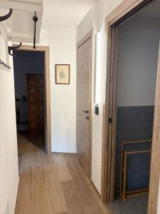a hallway with a door leading into a room at Il Capricorno in Châtillon +12 photos
