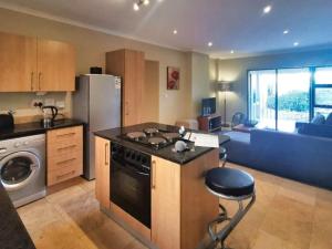 Kuchyň nebo kuchyňský kout v ubytování Langebaan Golf Suite