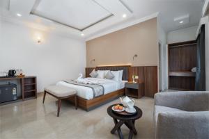 Giường trong phòng chung tại Himalayan Gateway -GTA, By Cilantro Collection