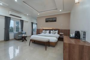 Giường trong phòng chung tại Himalayan Gateway -GTA, By Cilantro Collection