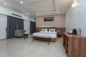 Giường trong phòng chung tại Himalayan Gateway -GTA, By Cilantro Collection